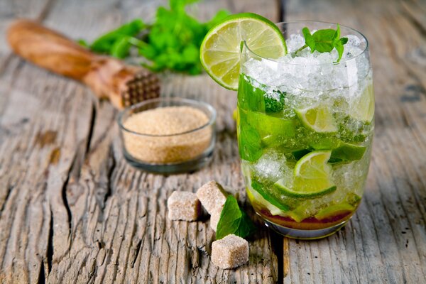 Cóctel de Mojito en un vaso sobre la mesa