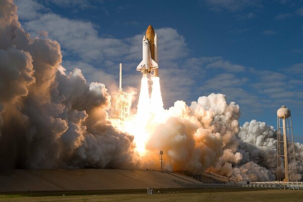 Despegue de una nave espacial desde un puerto espacial