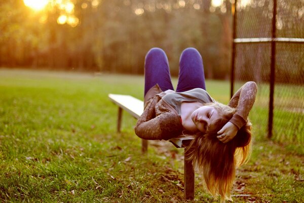 Fille sur le banc dans les bois