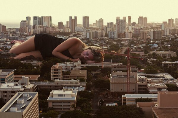 Giant girl dort dans les rues de la ville