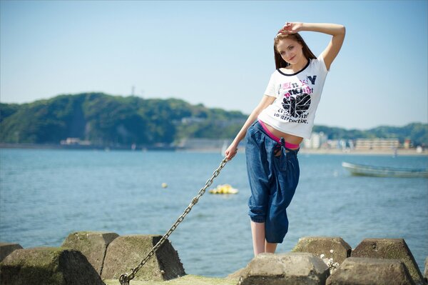 Fille debout sur la côte de la mer