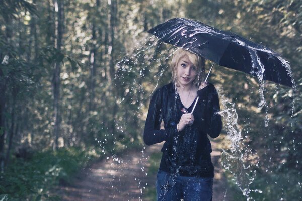 Fille sous un parapluie dans un jour de pluie