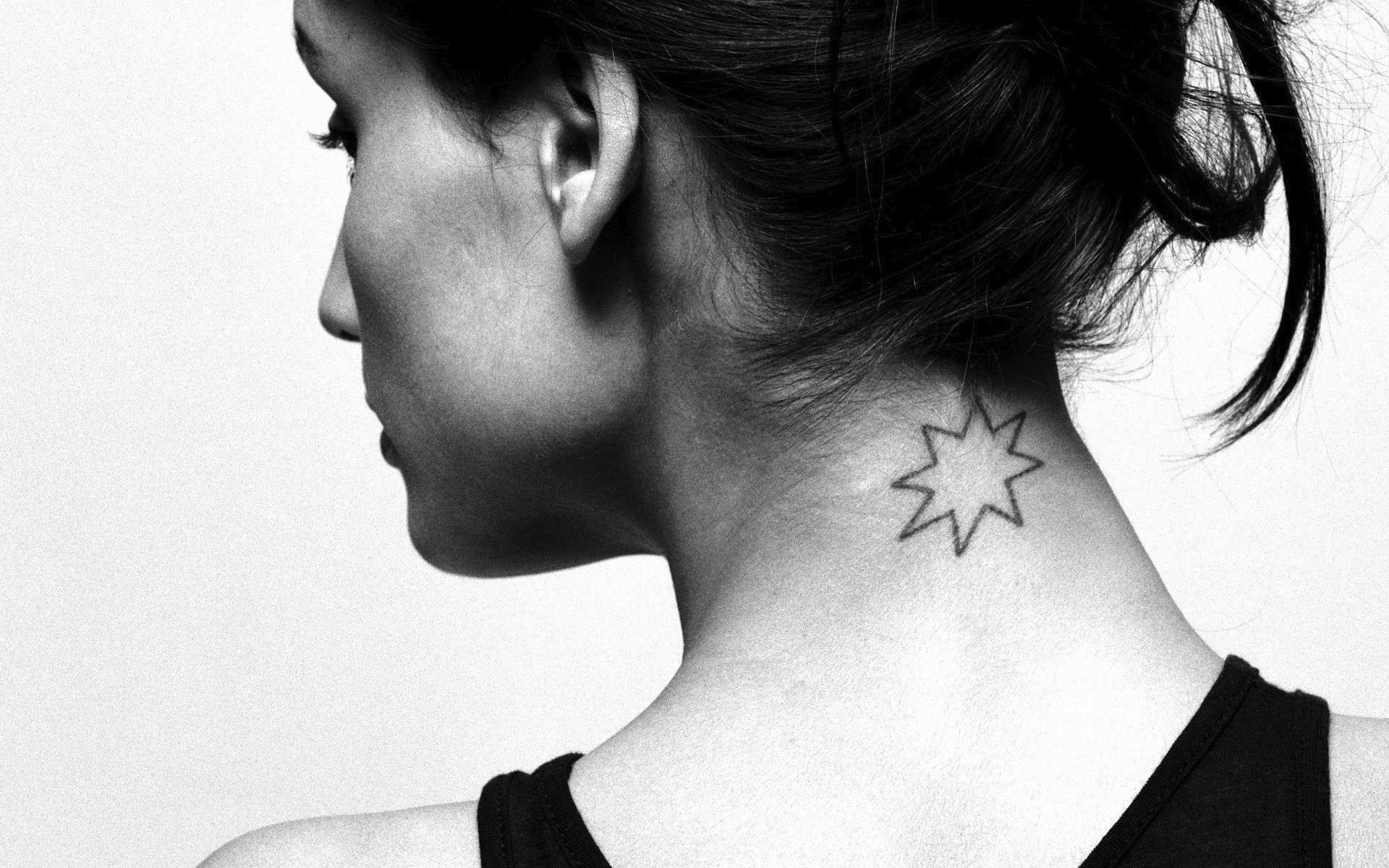 leonor varela tattoos neck