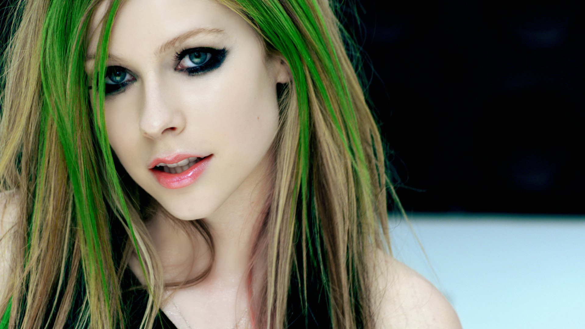 avril lavigne chanteuse fille visage cheveux