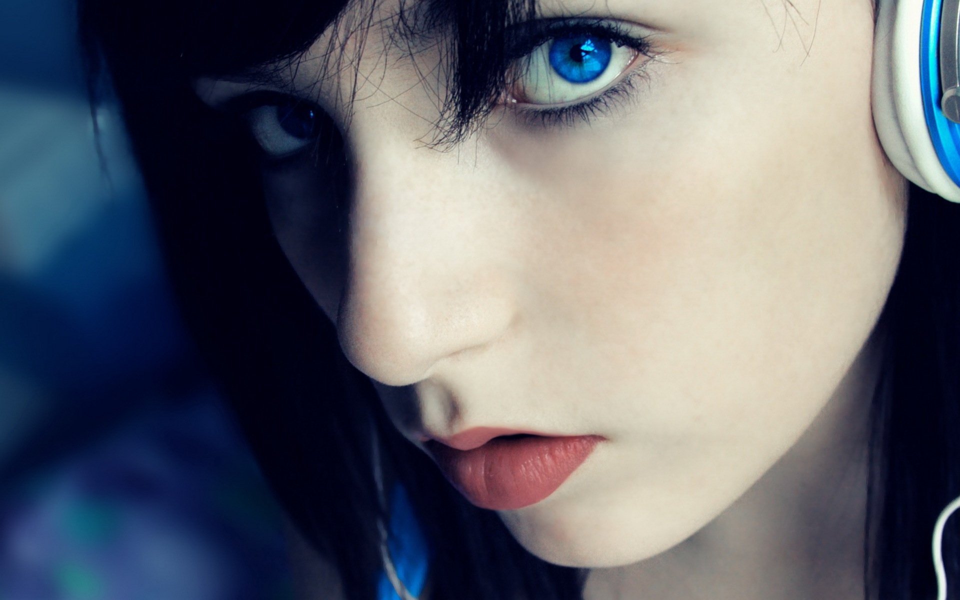 labios auricular muchacha mirada ojos azules