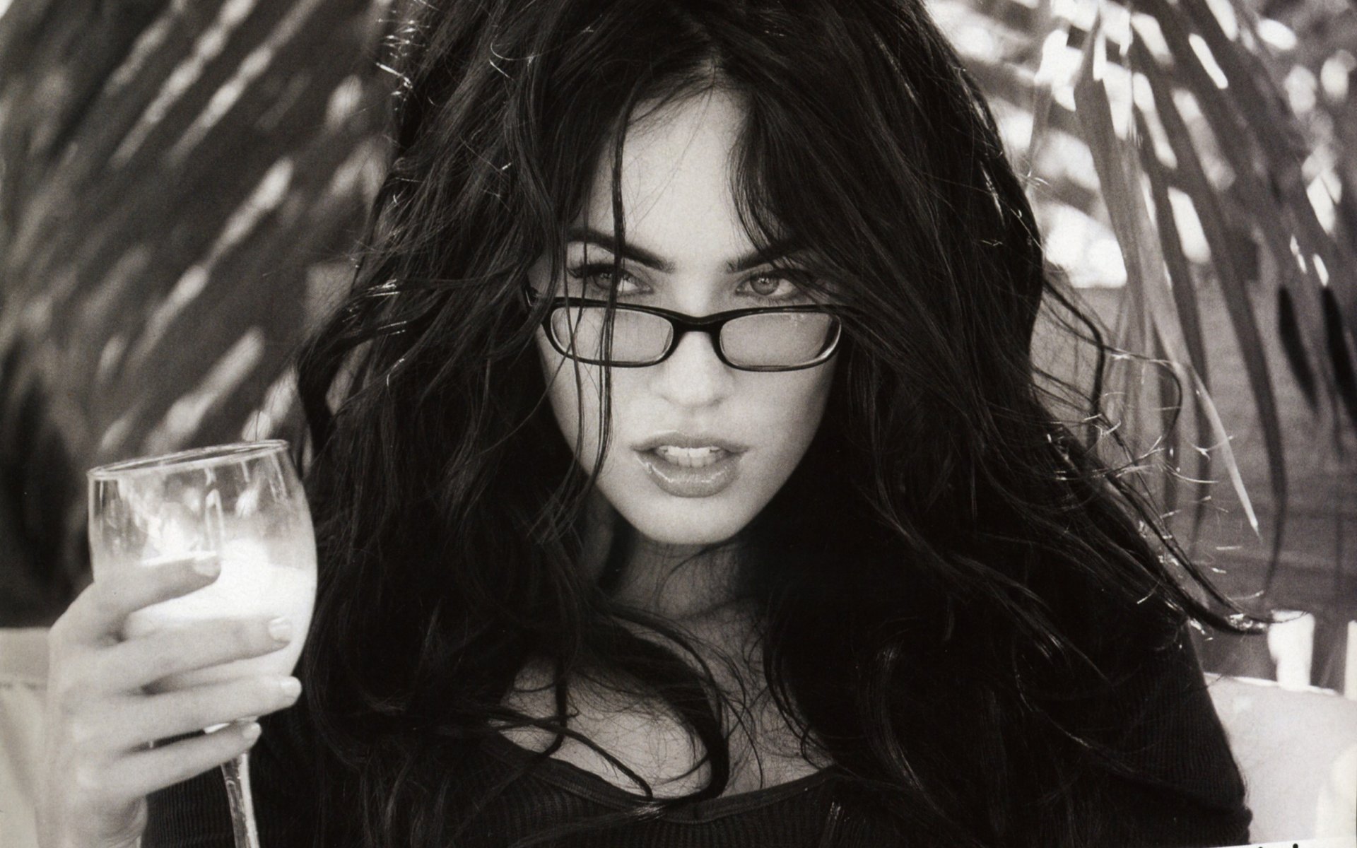 megan fox weinglas brille