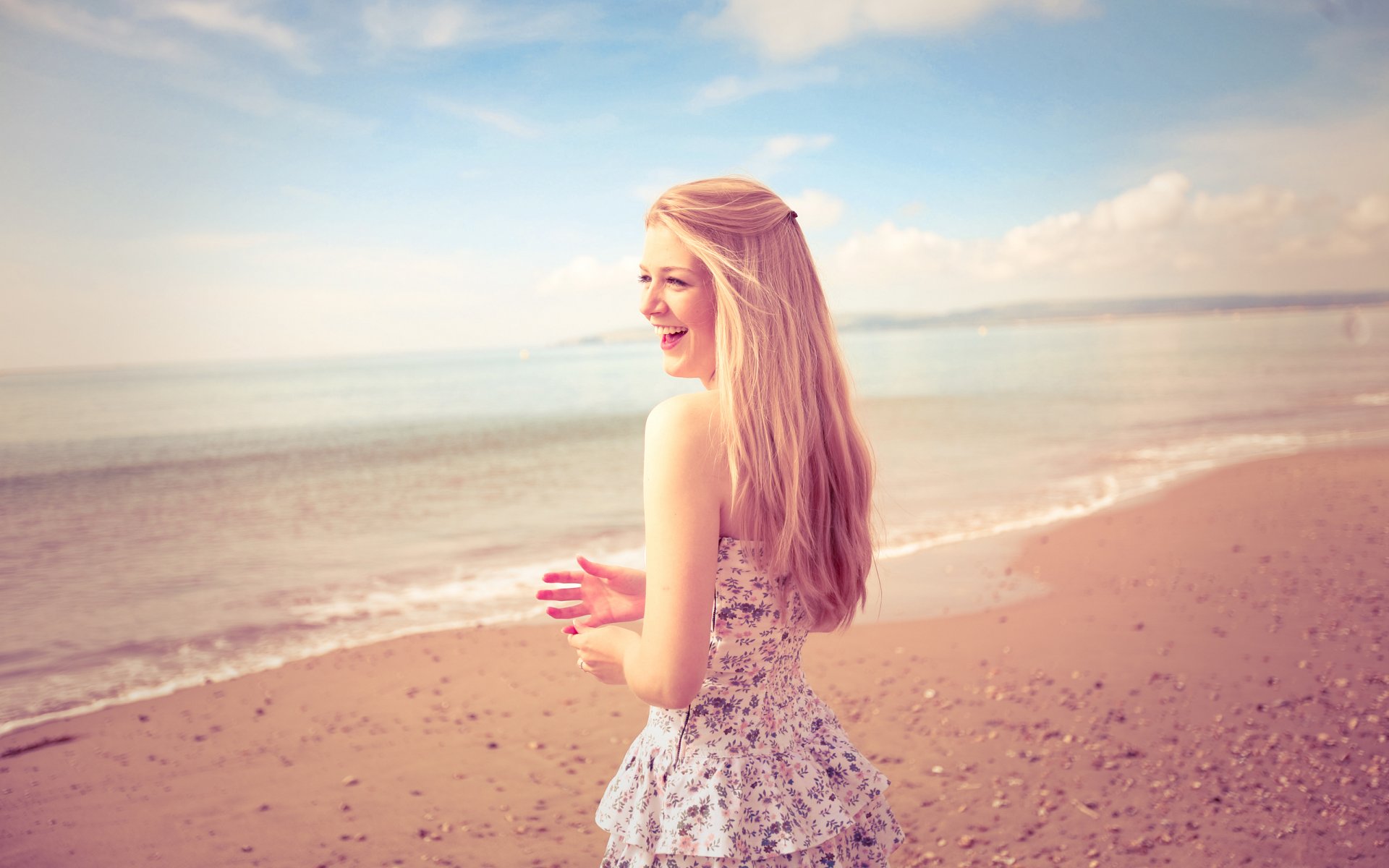 stimmung lachen lächeln strand mädchen haare hände sand ufer landschaft sommer