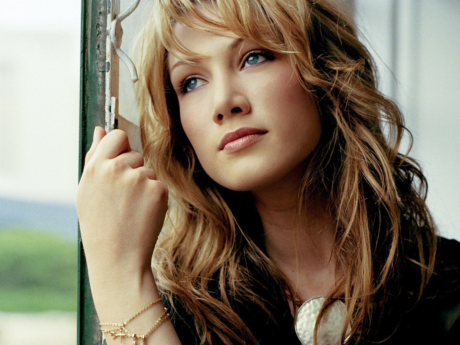 delta goodrem croce finestra vista