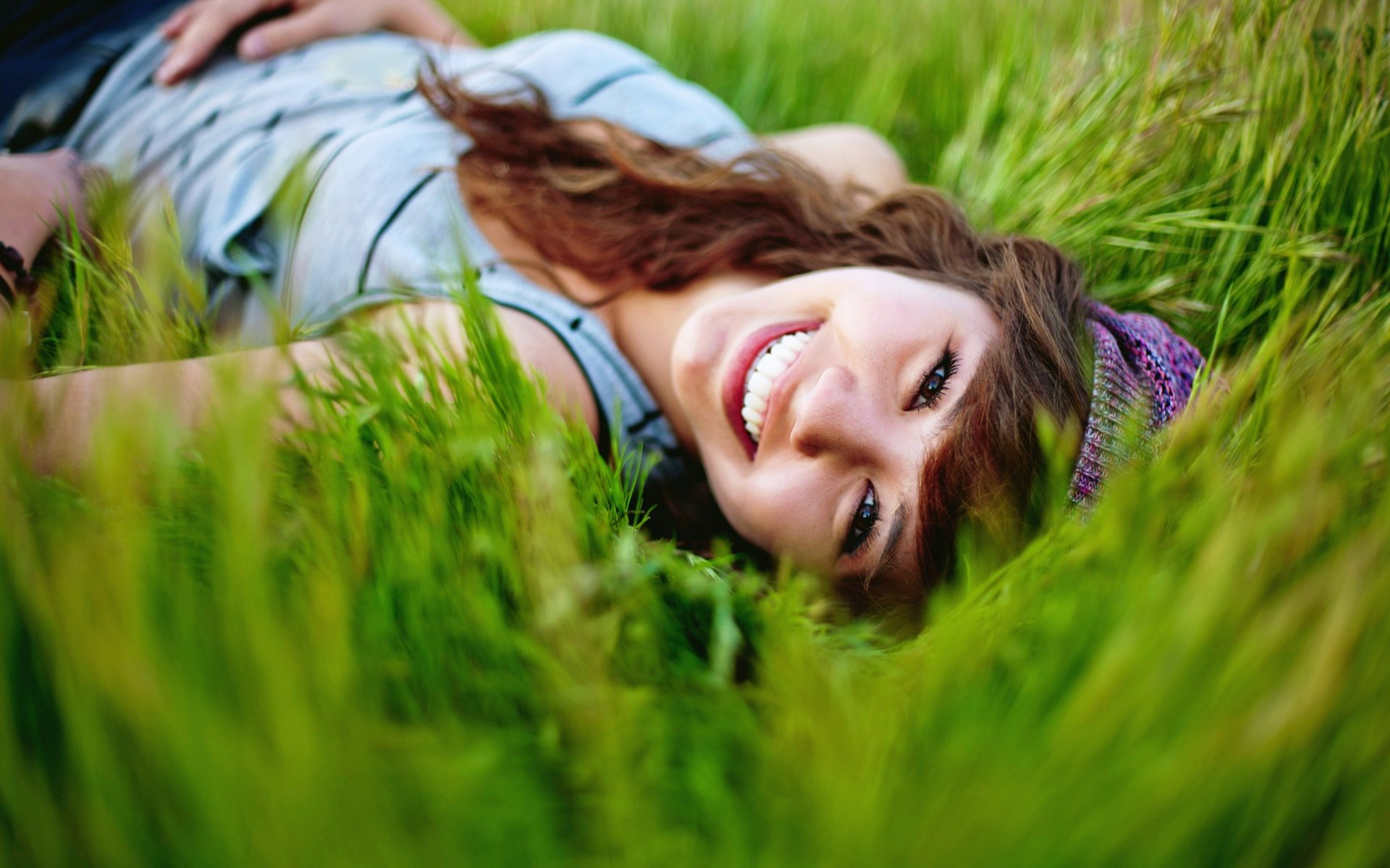 chica sonrisa estado de ánimo naturaleza verano hierba