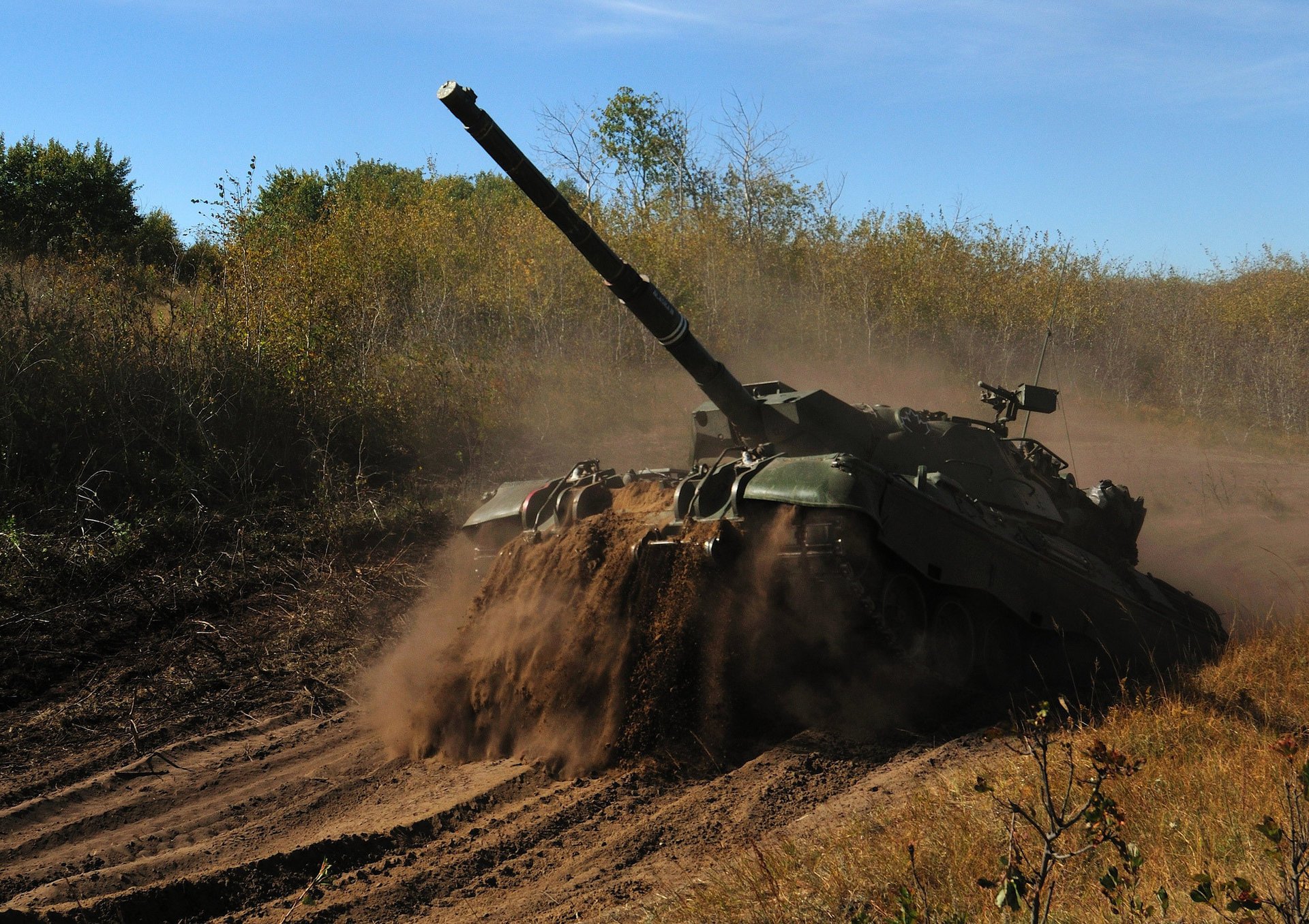 combat road tank leopard c2 dirt canadian