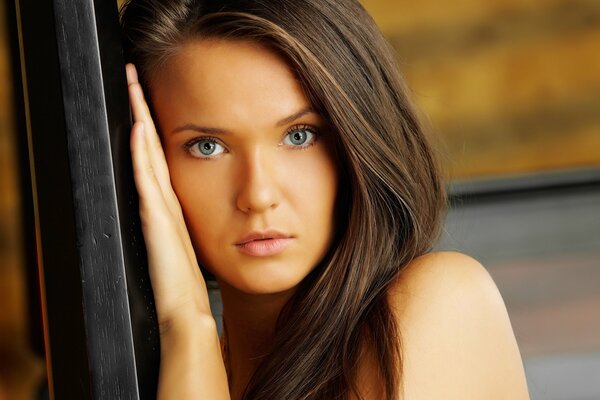 Primer retrato de una morena con ojos azules