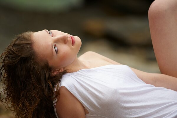 Fotoshooting in der Natur im weißen Kleid