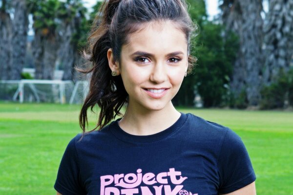 Nina dobrev im T-Shirt