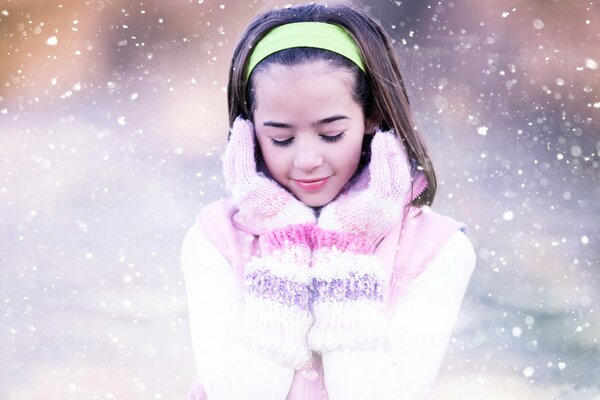 Jolie fille avec des flocons de neige de neige