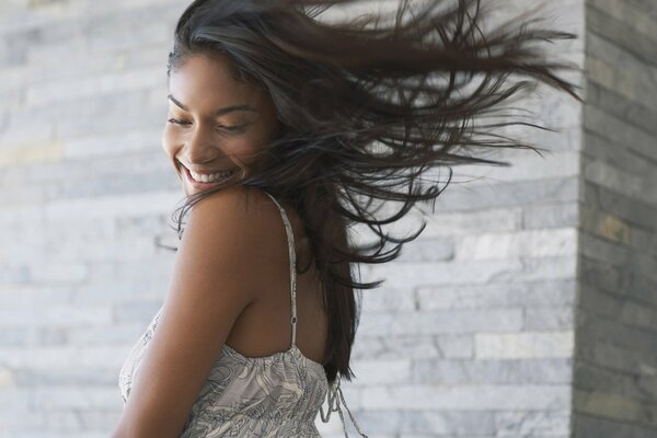 Ragazza il suo sorriso mentre i capelli si staccano