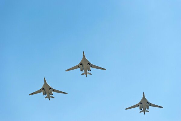 Tres aviones vuelan hacia nuevos horizontes