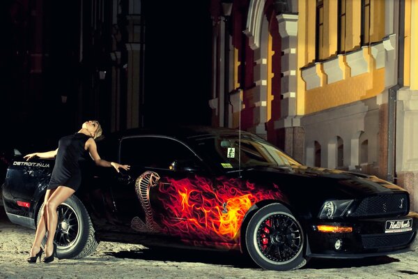 Fille en robe noire sur la voiture