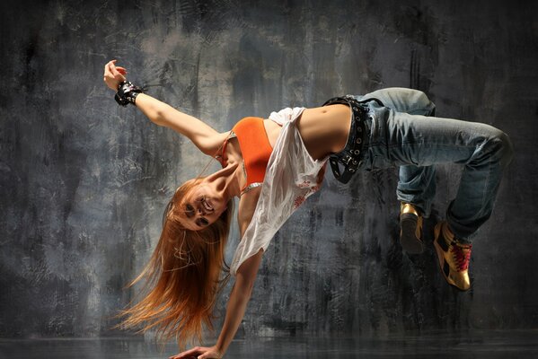 Fille danse sur le papier peint