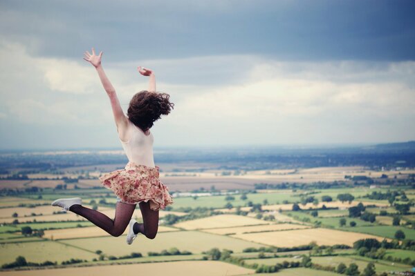 Ragazza sullo sfondo del cielo nel salto