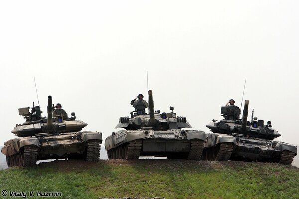 Drei Panzer in einer Reihe stehen auf einem Berg