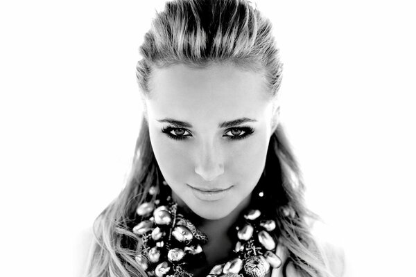 Hayden Panettiere en noir et blanc