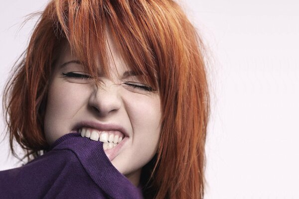 La cantante Hayley Williams con i capelli rossi