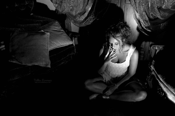 Foto en blanco y negro de una chica fumando