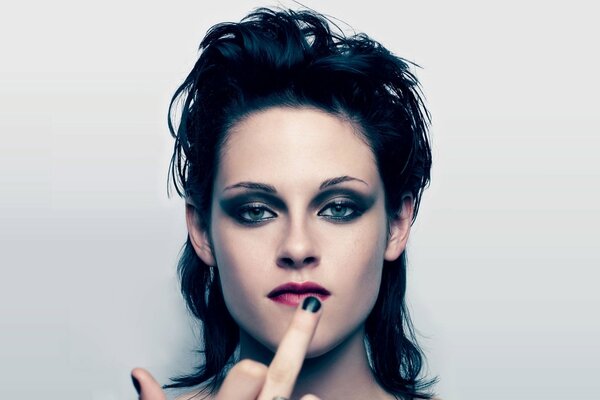 Beautiful Kristen Stewart shows indecent