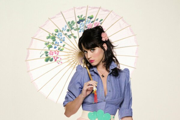 Singer Katy Perry under an umbrella