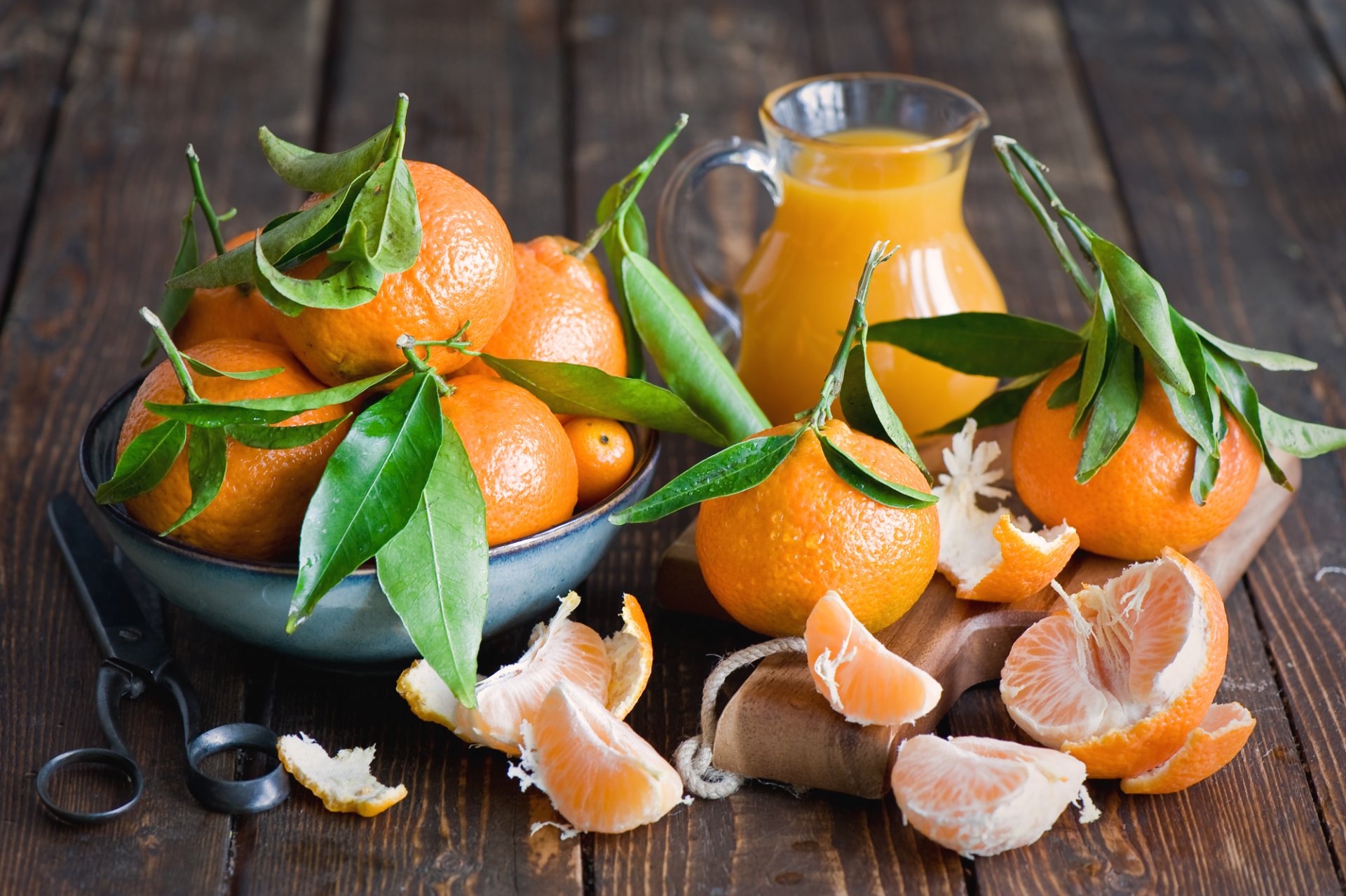 mandarinas frutas cítricos hojas cáscara gajos jugo jarra jarra tabla tijeras vajilla anna verdina