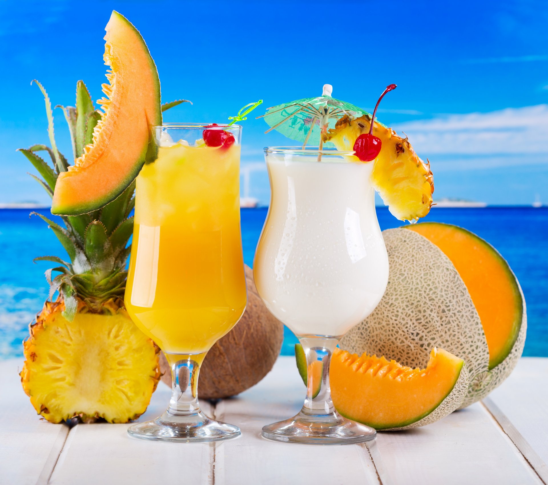 tropicale cocktail bere frutta fresco mare ananas melone ciliegia cocco