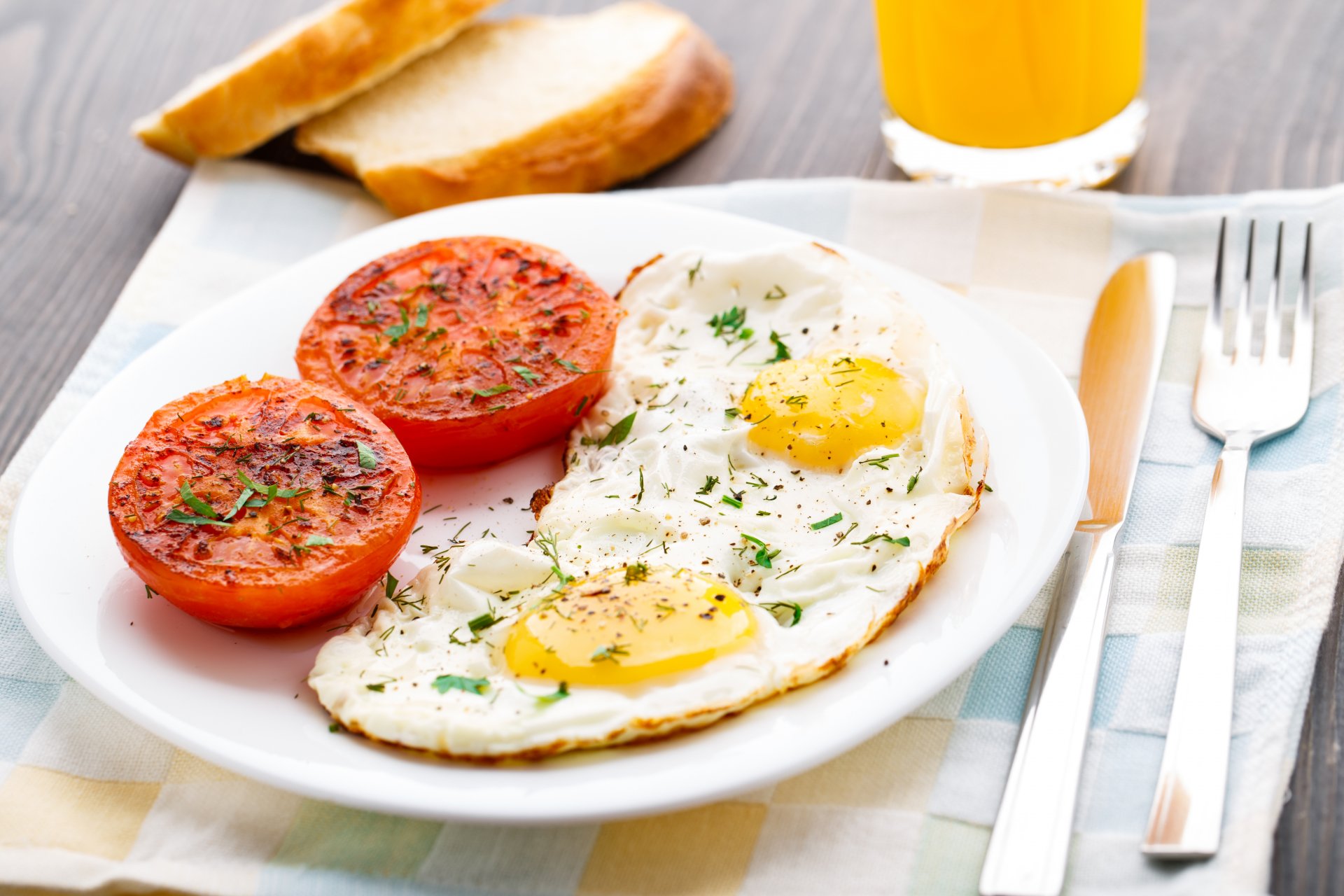 desayuno huevos revueltos condimento rodajas de tomate tortilla especias tomates