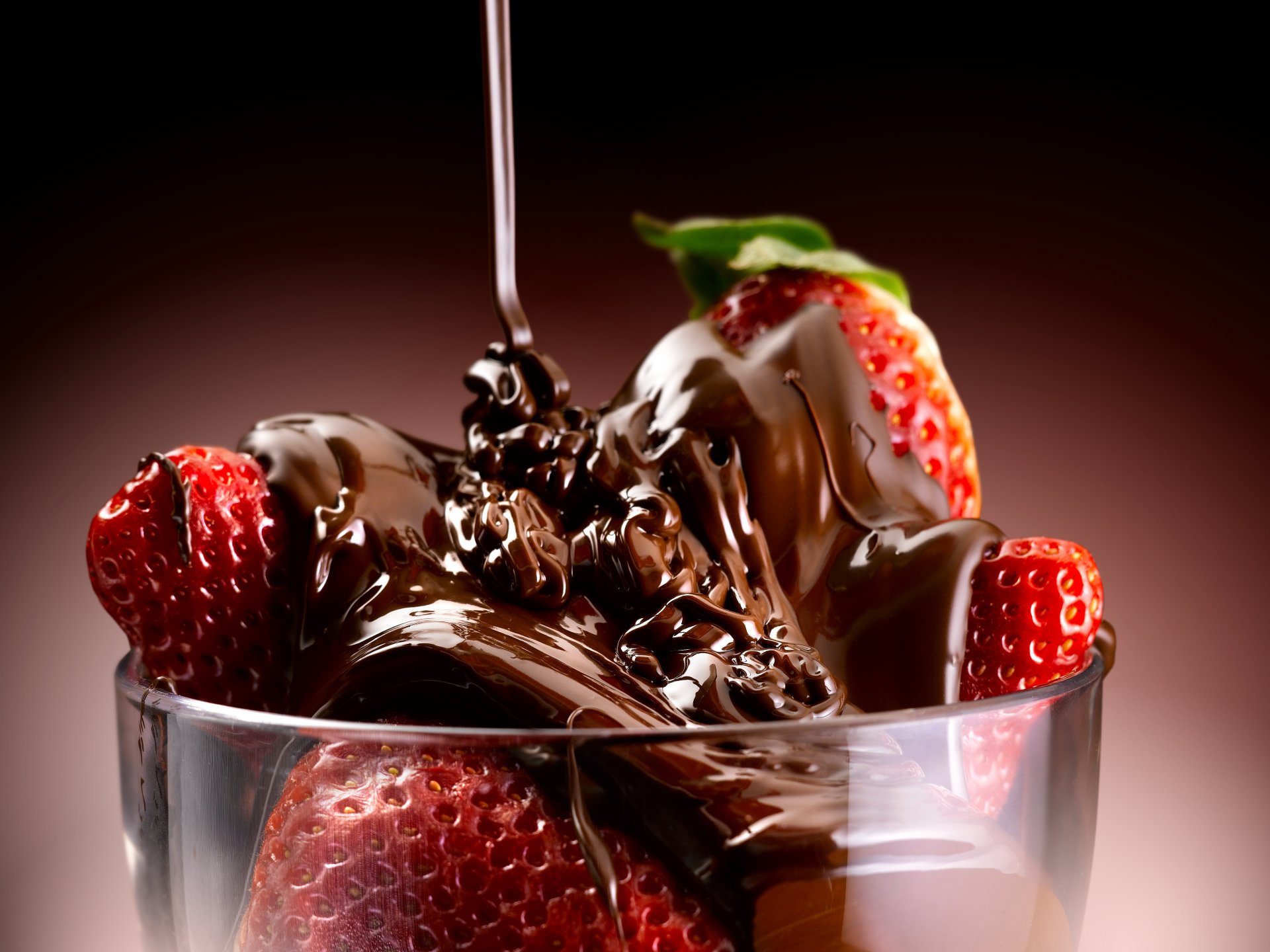 süße dessert erdbeeren in schokolade rinnsal von schokolade erdbeerschokolade schokoladenfluss