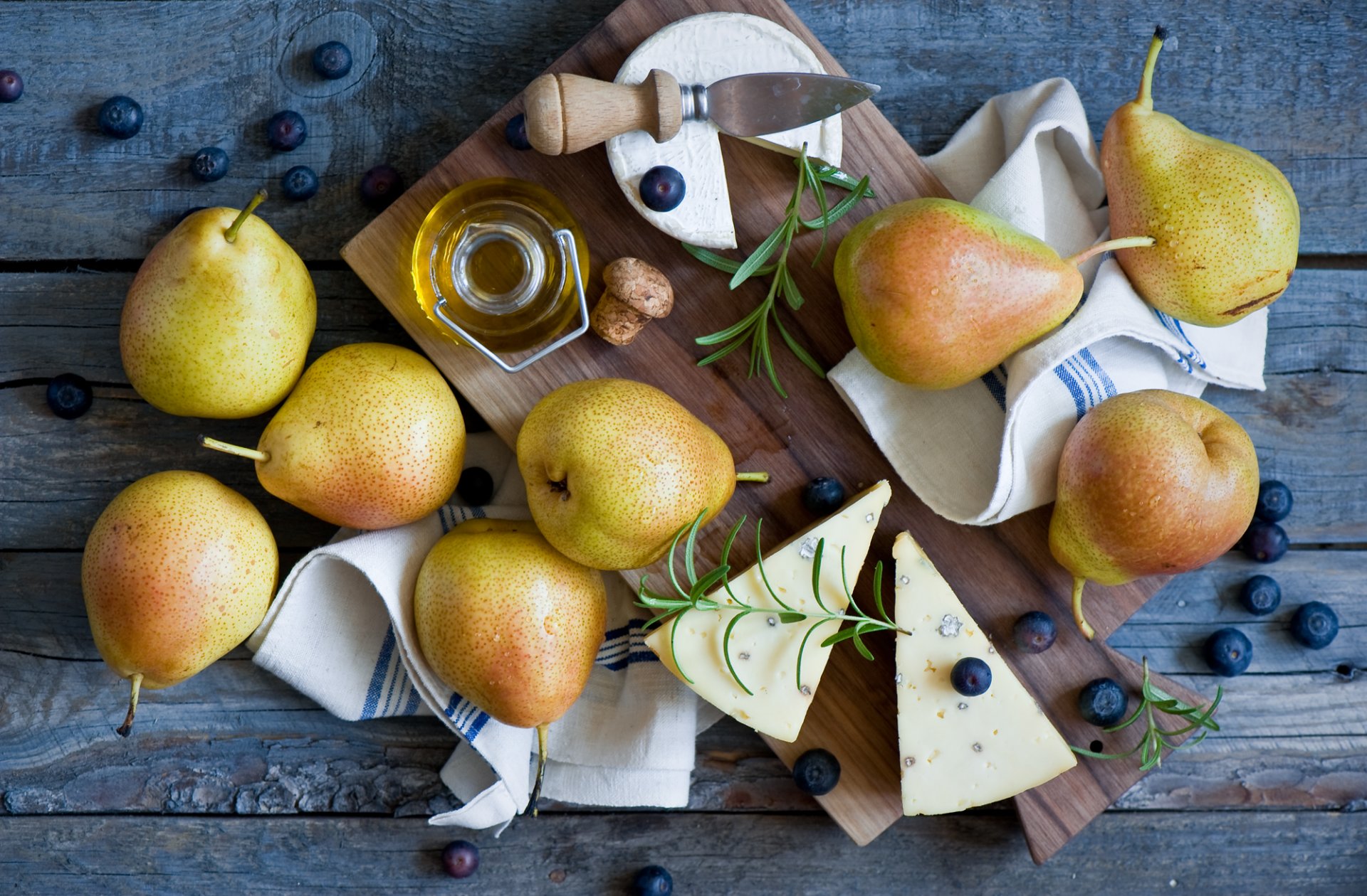 pere formaggio mirtilli frutta bacche tovaglioli natura morta