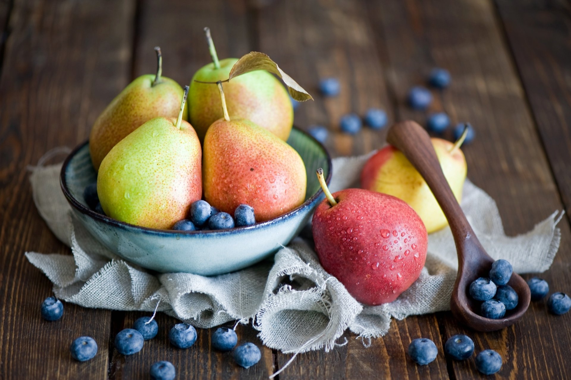 pere mirtilli piatto frutta bacche gocce cucchiaio natura morta anna verdina