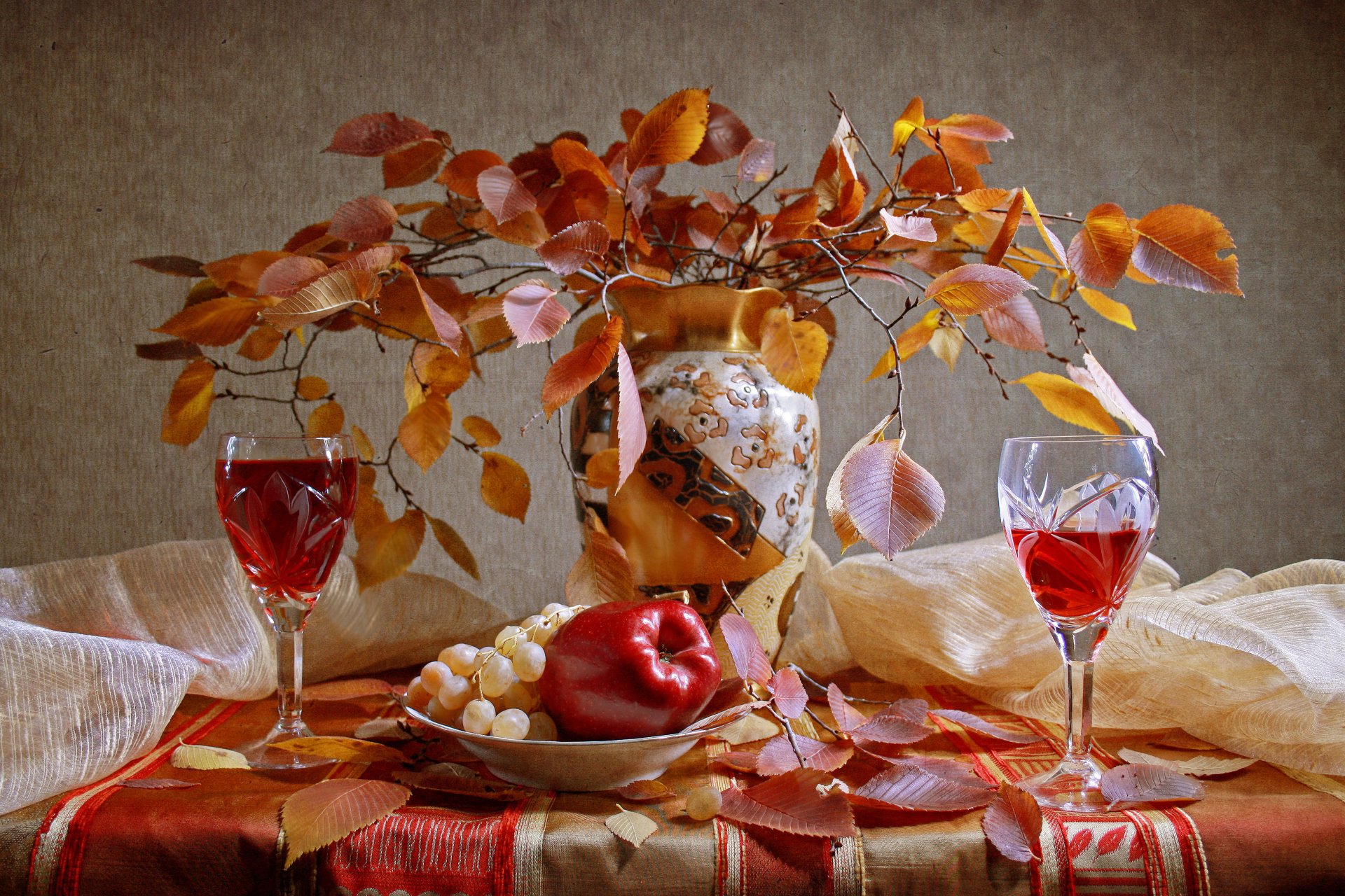 otoño fecha dos copas de vino hojas ramo florero uvas manzana naturaleza muerta dimitorrr