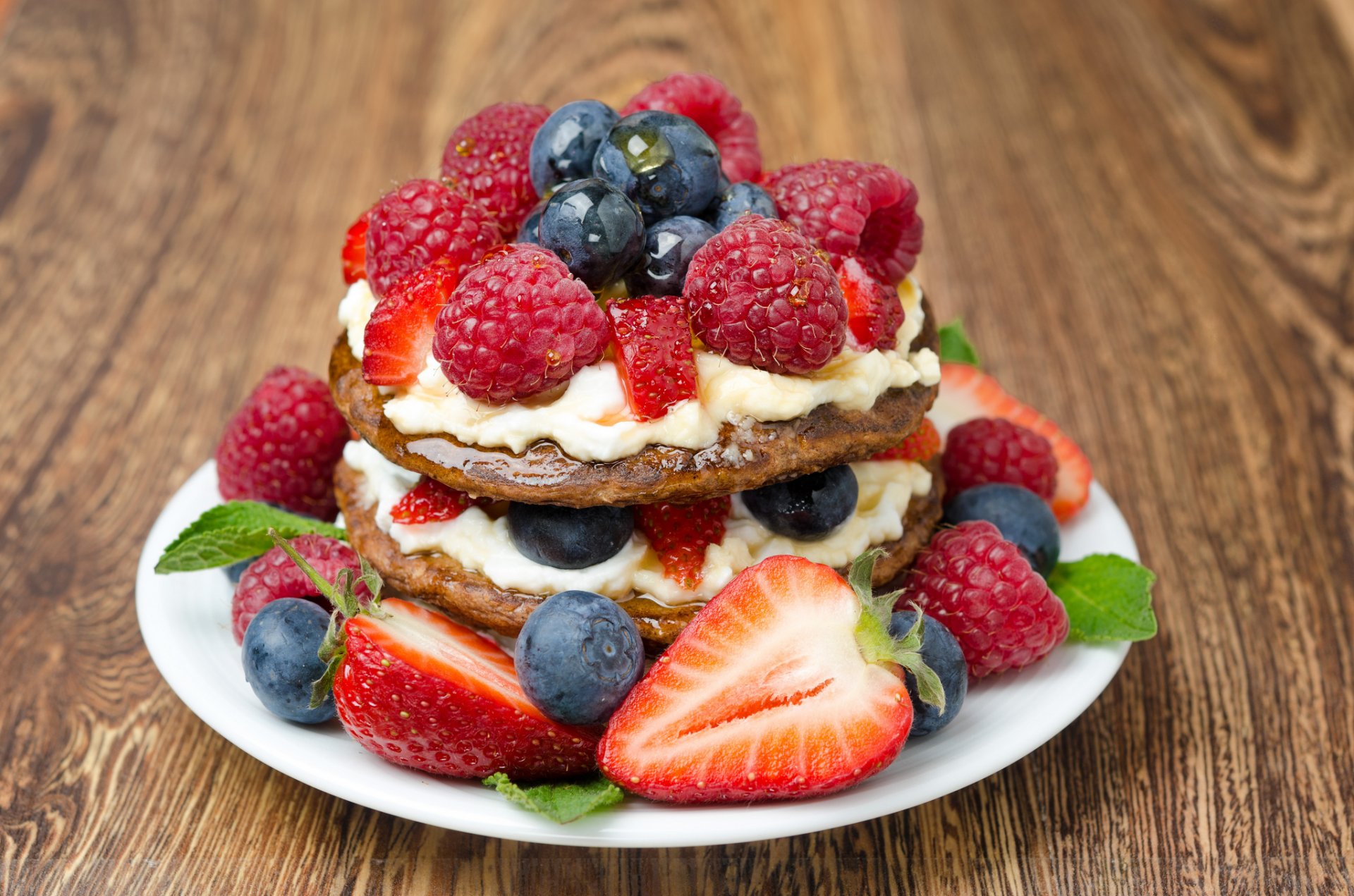 panqueques bayas crema fresas frambuesas arándanos