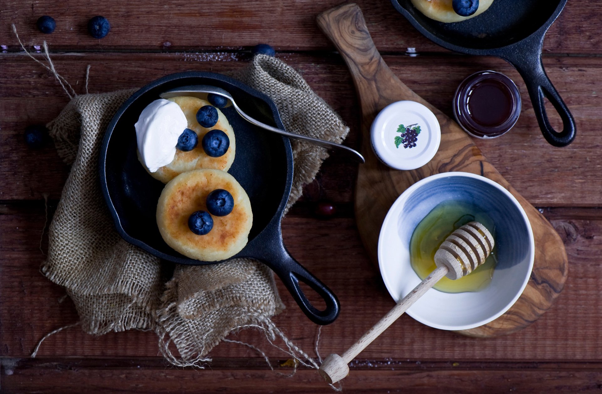 pfannkuchen pfannkuchen beeren blaubeeren saure sahne