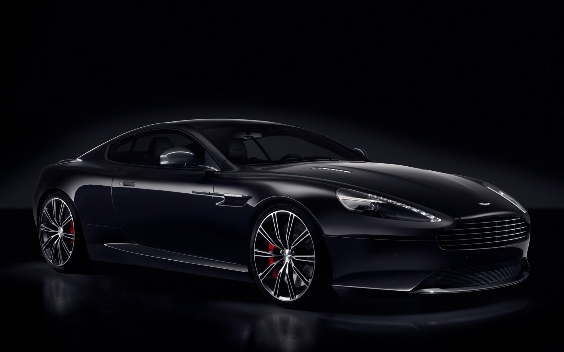 aston martin supersamochód ciemne tło