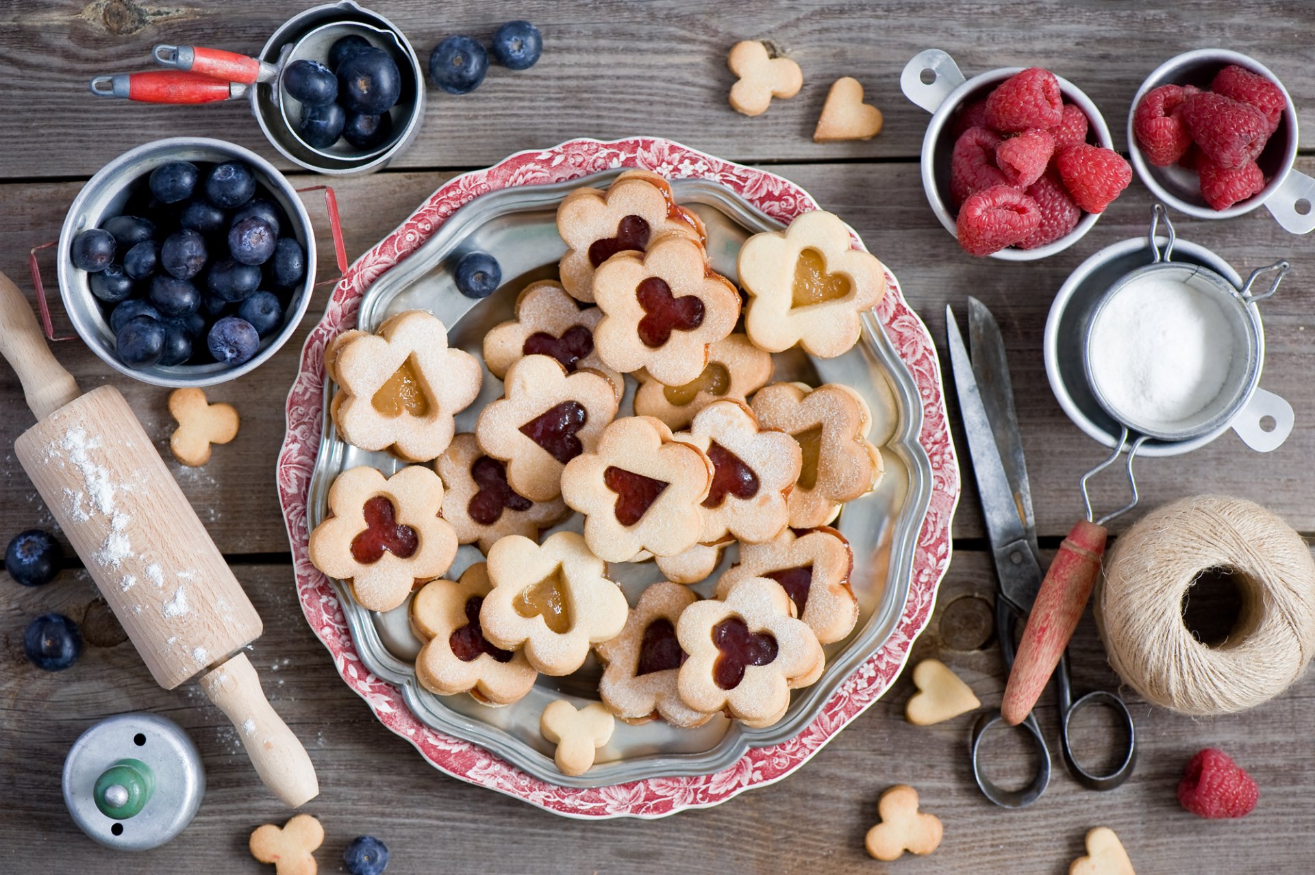 biscuits baies myrtilles framboises ciseaux fil nature morte