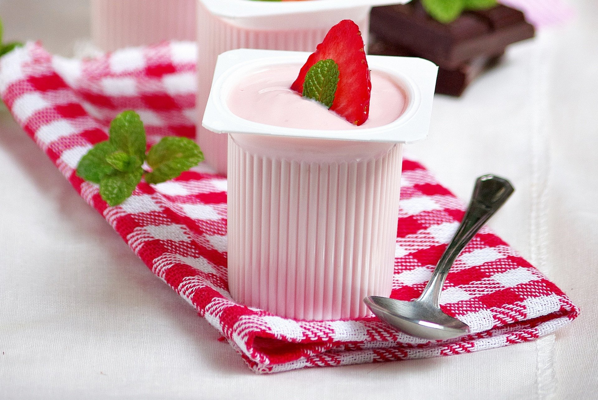 schokolade nieu dessert polizist erdbeeren beeren süß essen joghurt creme