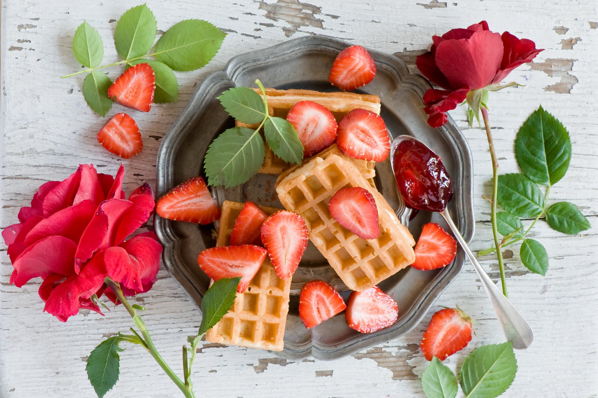 waffeln erdbeeren beeren rosen blumen