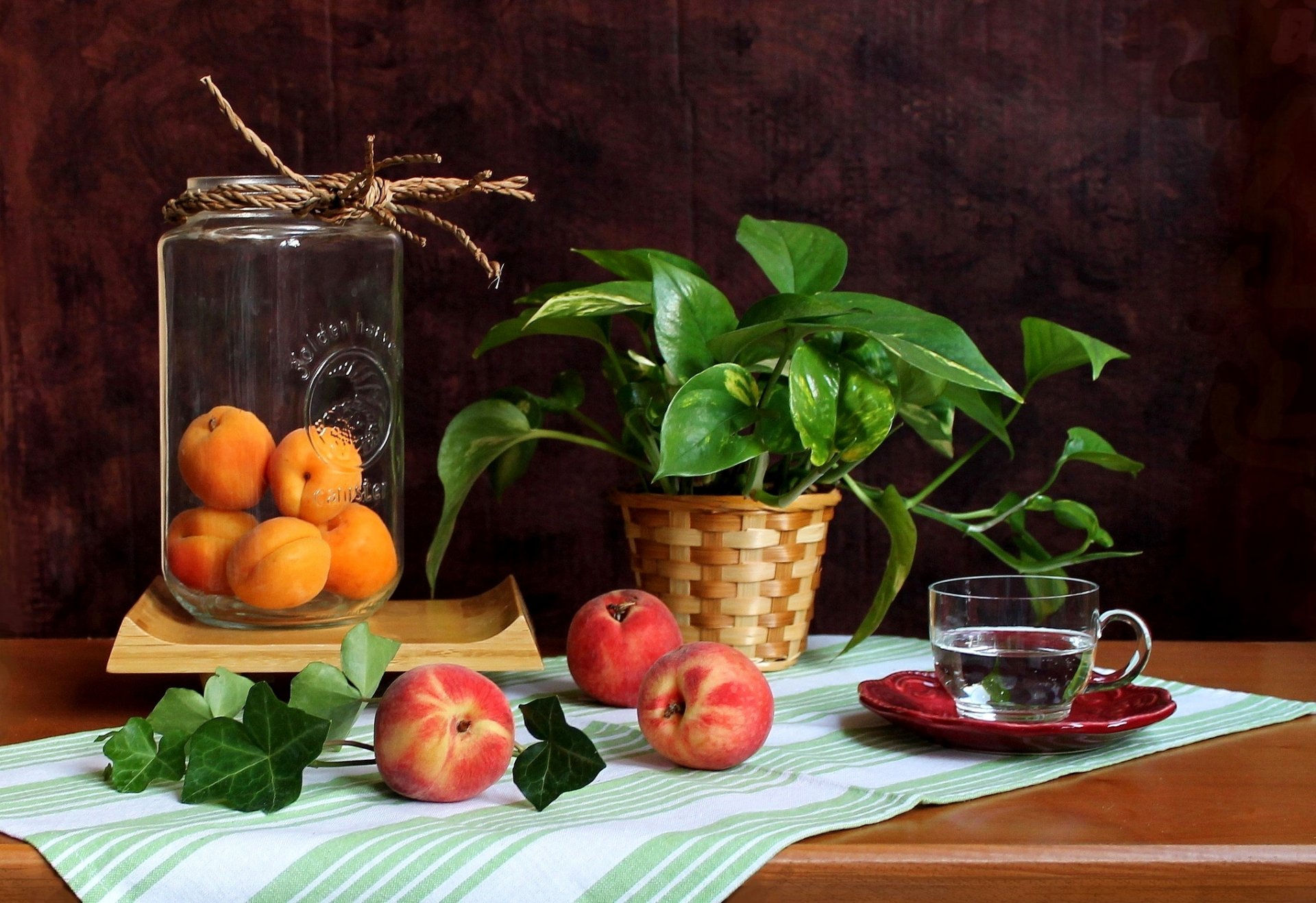 albicocche vaso pesche frutta tazza acqua fiore natura morta