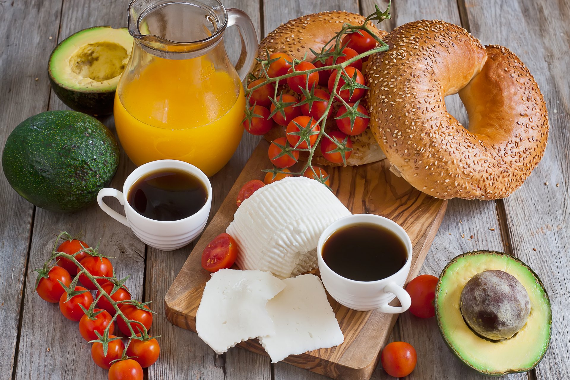 colazione formaggio verdure panini caffè succo di frutta panini