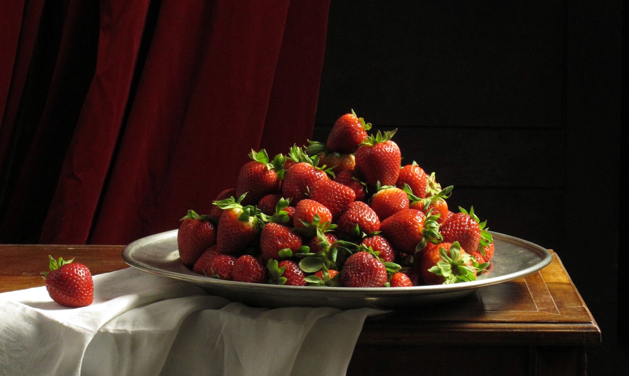 mesa tela blanco mantel plato rojo baya fresa tobogán