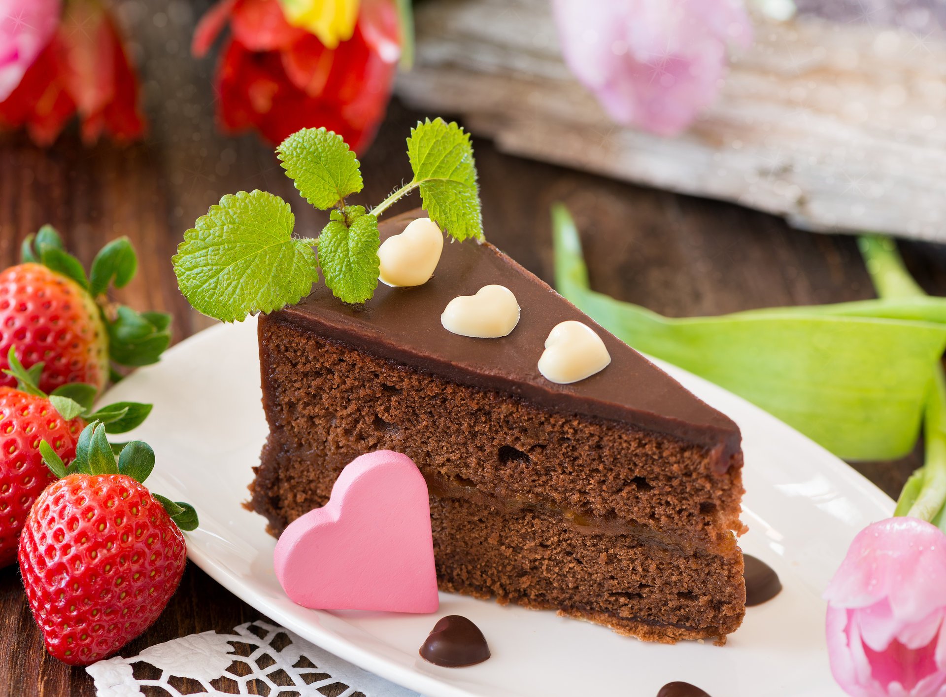 dessert torta cioccolato pan di spagna bacche fragole menta fiori tulipani cuori dolce