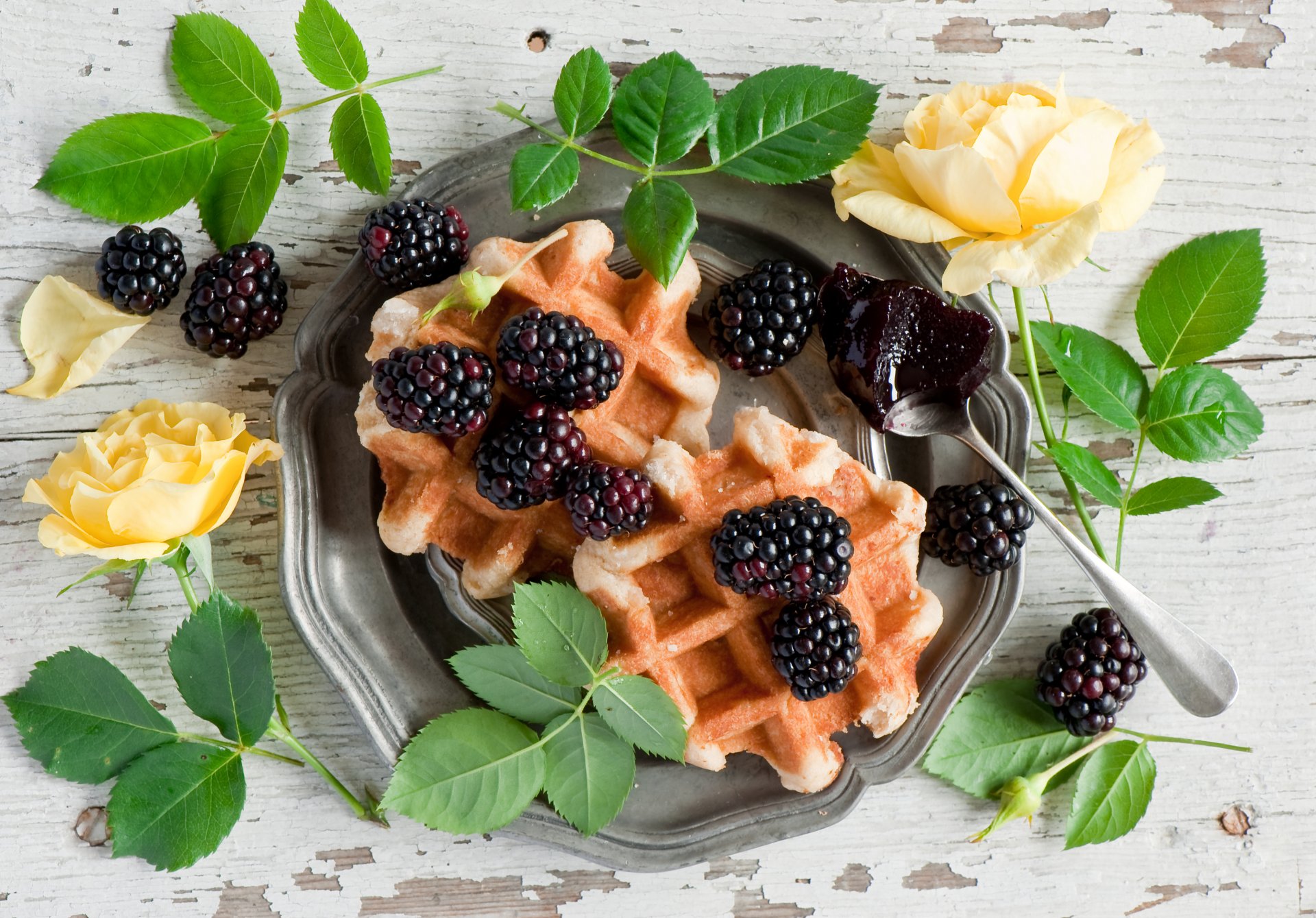 waffeln brombeeren beeren rosen blumen