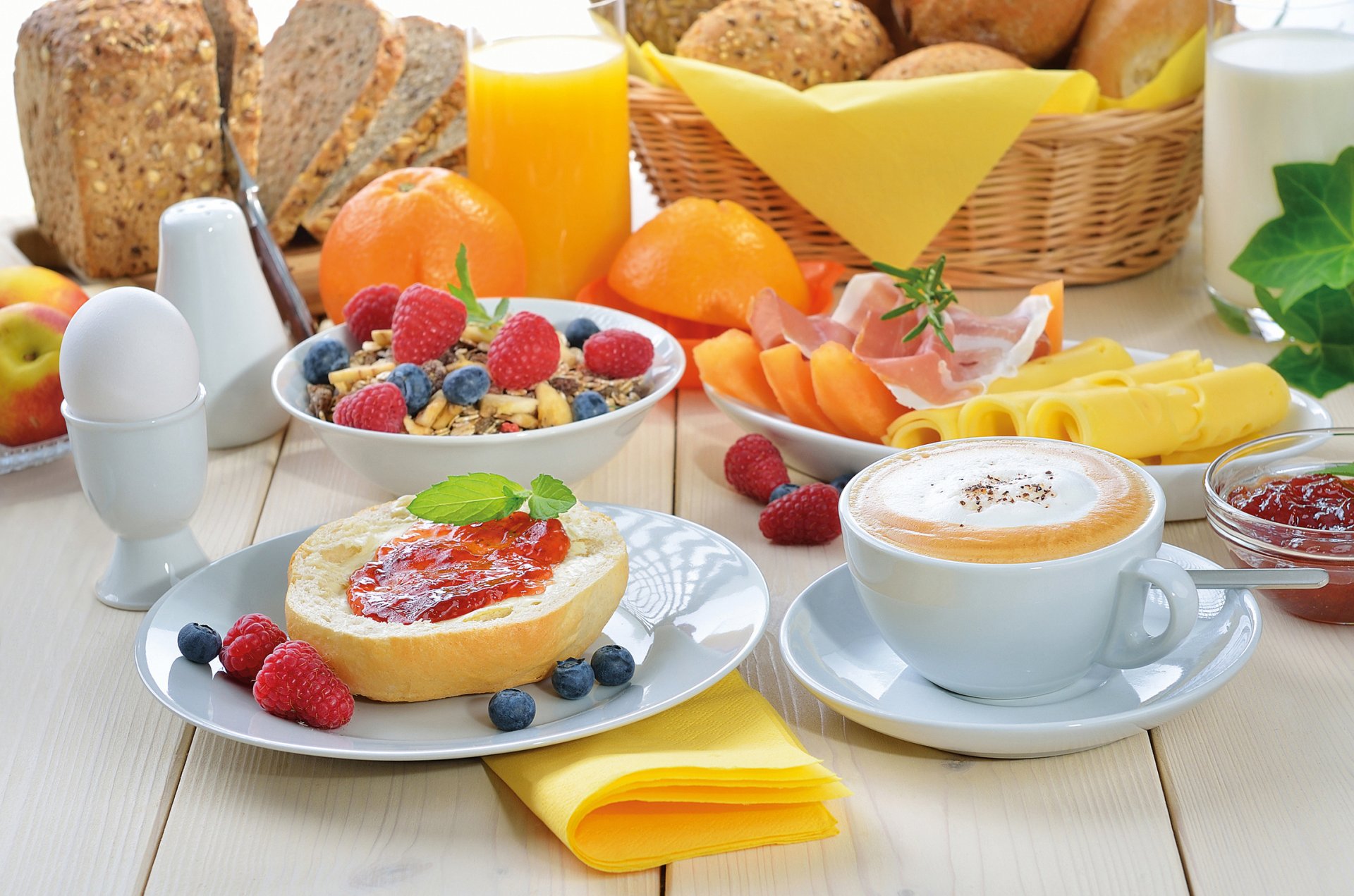 pane prodotti da forno succo di frutta arance lamponi cappuccino uova formaggio colazione