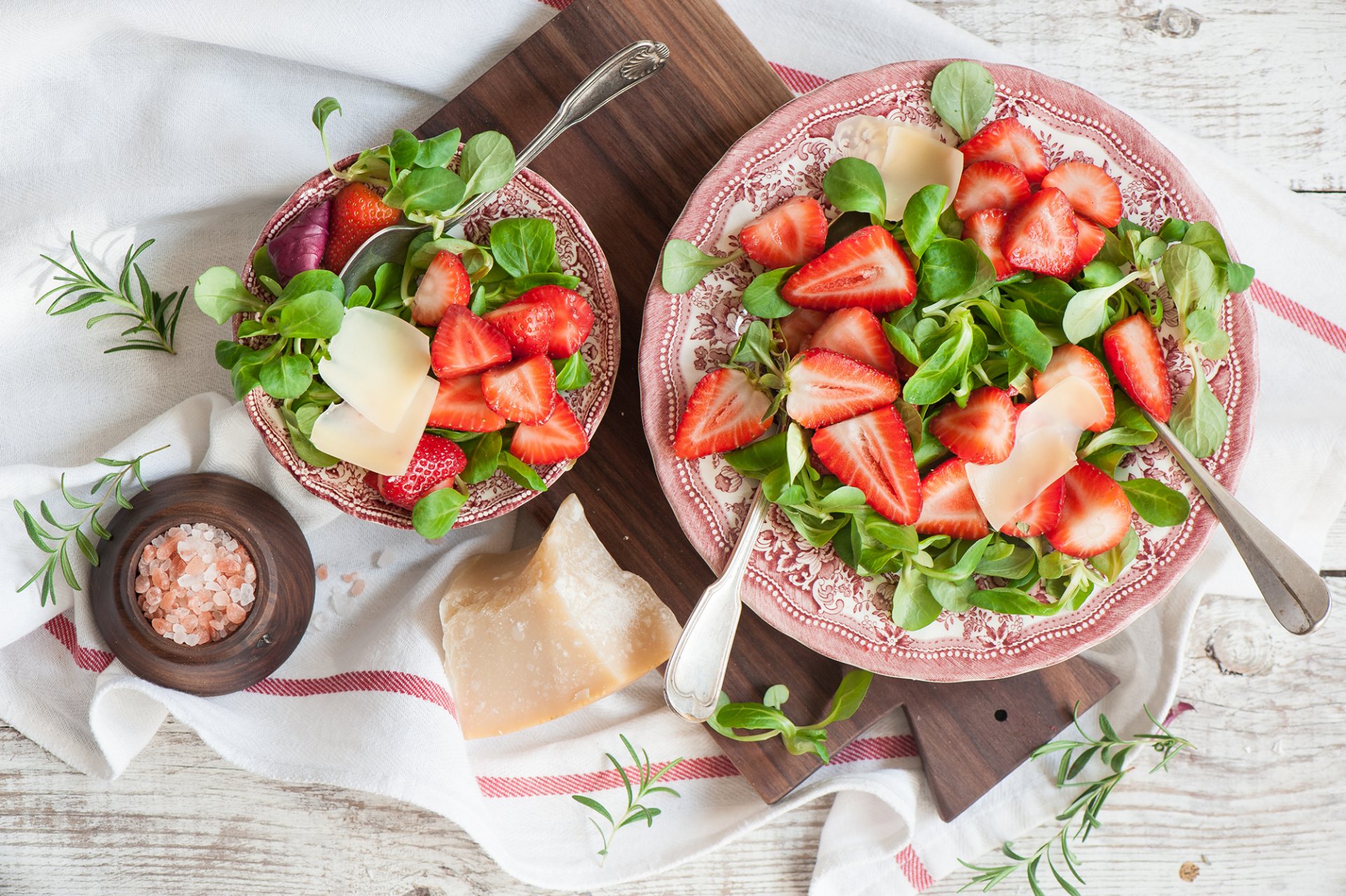 salat erdbeeren beeren käse