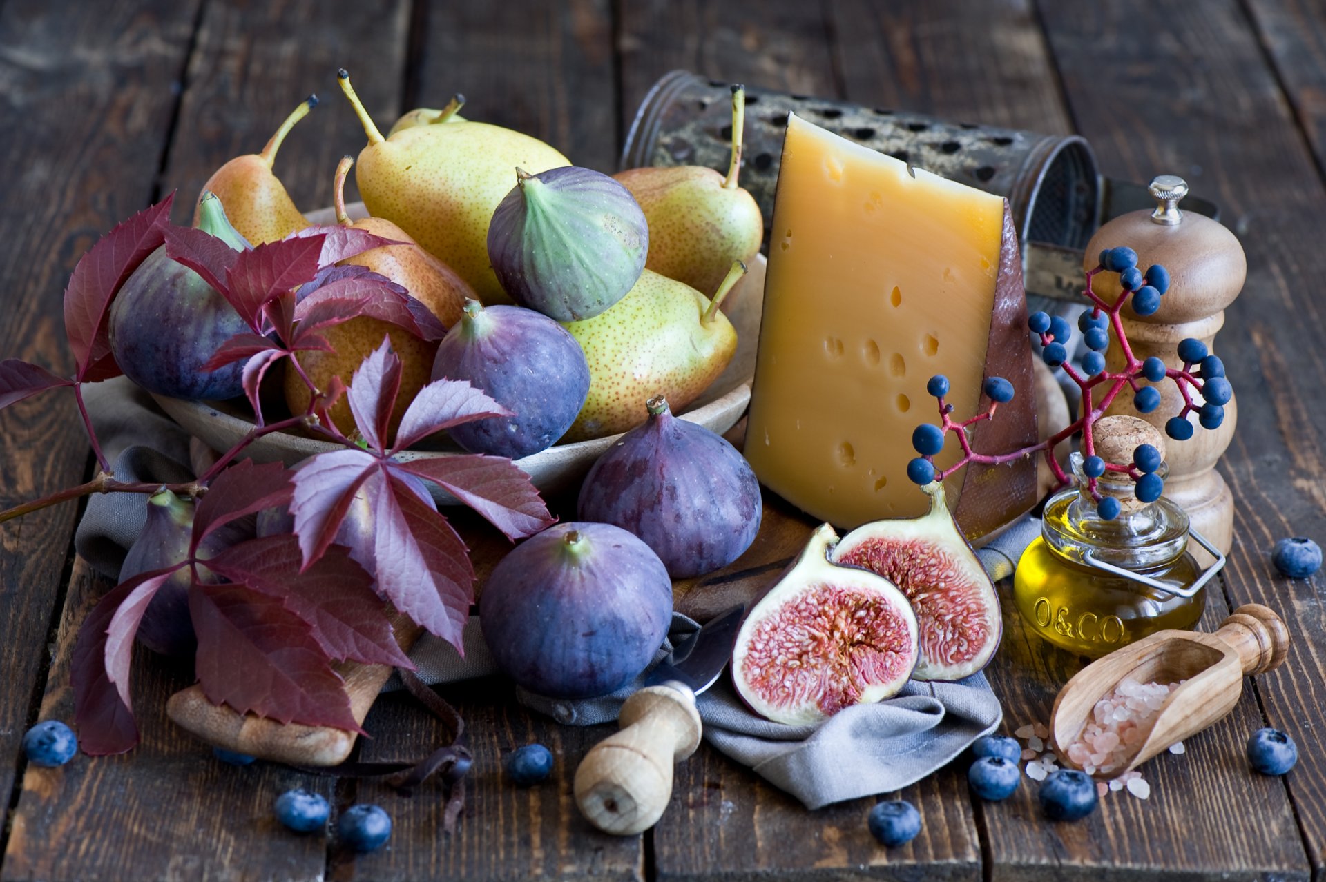 poires figues figues fromage raisins baies myrtilles feuilles nature morte